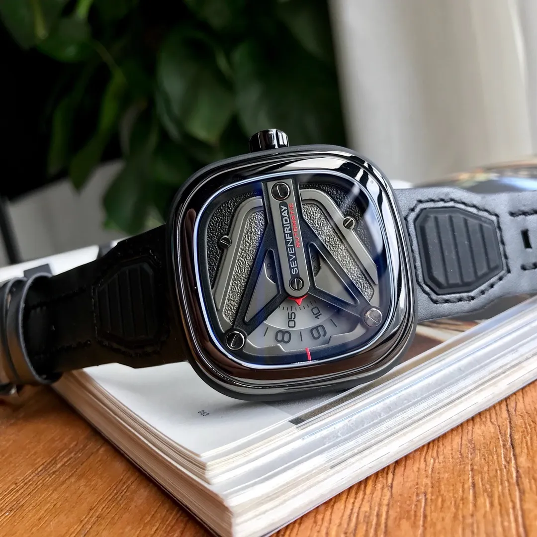 【Authentic Tmall】💰1640! Seven Fridays-Sevenfriday M3/01! Come on guys! Support nfc anti-counterfeiting! The talented designers at Seven Fridays have used spaceships as inspiration to create an all-new launcher piece, with a sandblasted and polished black and gun metal disc forming an aerodynamic Y-wing marking the seven-star logo at the seven hour mark. The Y-wing shape leaves room to display three overlapping white discs indicating the time, minutes and seconds read from left to right. A forward red highlight displays the time on the left at the 9H mark, and a forward red arrow indicates the minutes on the right. The seconds are in increments of 5 on the identification plate. The asymmetrical placement of decorative screws on the upper disc enhances the industrial spirit of this edition! Paired with leather and rubber straps, the all-black concept is coming.